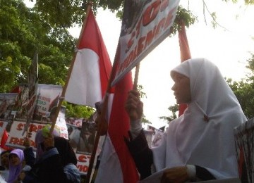 Forum Solidaritas Pemuda Indonesia untuk Demokrasi Suriah melakukan longmarch dari depan masjid Istiqlal menuju Kantor Kementerian Luar Negeri