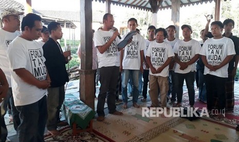 Forum Tani Muda Jawa Tengah menyampaikan dukungannya kepada Gubernur NTB TGH Muhammad Zainul Majdi atau Tuan Guru Bajang (TGB) maju dalam Pilpres 2019 di Pendopo Forum Tani Jawa Tengah, Jalan Mertokusumo,  Kecamatan Tuntang Kabupaten Semarang, Jawa Tengah, Rabu (28/3).