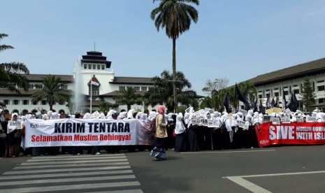 Forum Ulama dan Tokoh Jawa Barat menggelar aksi unjuk rasa bersama ribuan warga Jawa Barat di halaman Gedung Sate, Jalan Diponegoro, Kota Bandung, Senin (4/9).