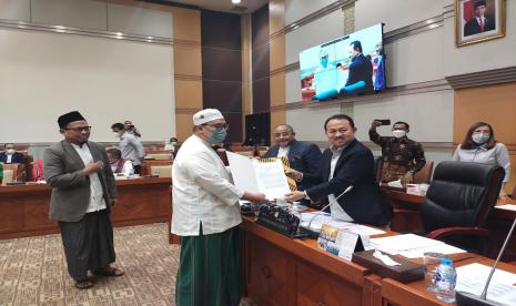 Forum Ulama dipimpin Gus Wafi mengadu ke Komisi III DPR tentang penegakan hukum yang adil terkait kasus Habib Rizieq Shihab (HRS).