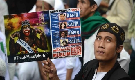  Forum Umat Islam menggelar aksi unjuk rasa menolak Miss World di depan Gedung Media Nusantara Citra (MNC), Jakarta, Jumat (6/9).  (Republika/Agung Supriyanto)