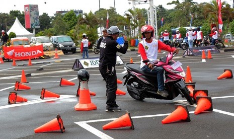 Forum Wartawan Otomotif Indonesia (Forwot) menggelar Road Safety Campaign 2016 berupa pelatihan keselamatan berkendara di Bogor, Ahad (18/12).