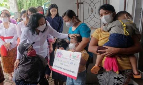 Forum Zakat bersama Menteri Pemberdayaan Perempuan dan Perlindungan Anak (PPPA) Bintang Puspayoga kembali melakukan penyerahan bantuan kepada anak yatim karena Covid-19. Kali ini bantuan diberikan di dua titik di Provinsi Bali yang juga bersinergi dengan Pemerintah Provinsi Bali, Kura-Kura Bali dan PT Indo Non Woven.