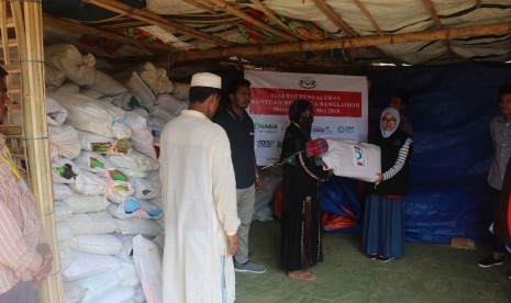 Forum Zakat (FOZ) bersama PKPU Humah Initiative menyalurkan bantuan solar panel, tikar serta kelambuntuk keluarga pengungsi baru Rohingya yang melintasi perbatasan pada 10 hari pertama Februari 2018.