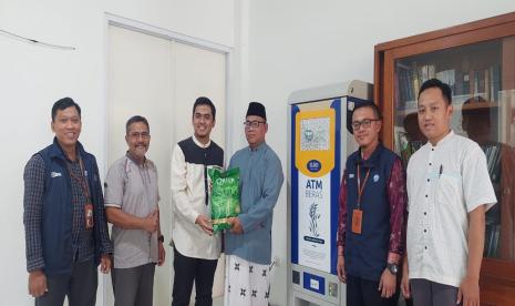 Forum Zakat (FOZ) memfasilitasi kolaborasi close loop (hulu ke hilir) antara PT Karya Masyarakat Mandiri (unit usaha dari Dompet Dhuafa) dan YBM BRILiaN untuk pengadaan beras pada program ATM Beras. 