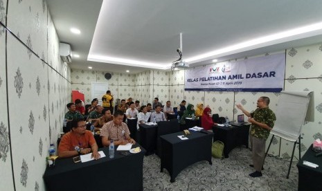 Forum Zakat, sejak tahun lalu menginisiasi peningkatan kapasitas untuk para amil zakat yang terstandar dan diakui oleh negara, dalam hal ini adalah Badan Nasional Sertifikasi Profesi (BNSP). 