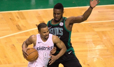 Forward Boston Celtics, Guerschon Yabusele (kanan) menjaga pergerakan guard Washington Wizards, Ramon Sessions (kiri) 