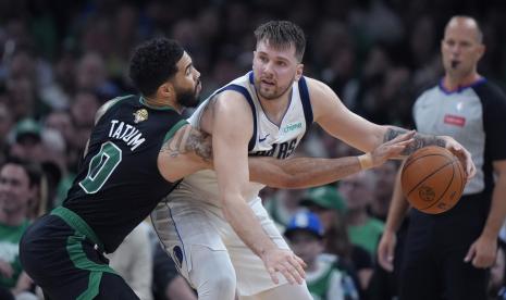 Forward Boston Celtics Jayson Tatum menjaga guard Dallas Mavericks Luka Doncic (kanan) pada game kedua final NBA 2024, Senin WIB, 10 Juni 2024.