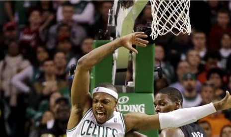 Forward Boston Celtics, Paul Pierce, meluapkan emosi setelah kehilangan bola dalam sebuah laga NBA. 