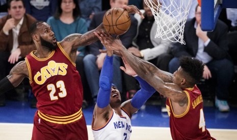 Forward Cleveland Cavaliers, LeBron James (kiri) mencoba mempertahankan bola pada laga NBA lawan New York Knicks di Madison Square Garden, Rabu (7/12). Cavs menang 126-94.