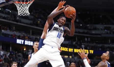 Forward Dallas Mavericks Dorian Finney-Smith mengambil bola rebound di depan center Denver Nuggets Nikola Jokic.