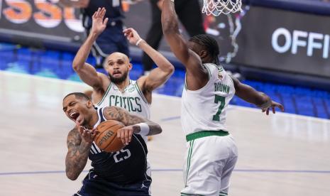 Forward Dallas Mavericks P.J. Washington (25) dilanggar oleh pemain bertahan Boston Celtics Jaylen Brown (7) saat Derrick White (tengah) membantu bertahan dalam pertandingan ketiga final NBA, Kamis, 13 Juni 2024 WIB., di Dallas. 