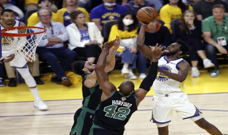 Forward Golden State Warriors Andrew Wiggins (kanan) mencetak poin saat menghadapi Boston Celtics dalam gim 5 final NBA di San Fransisco, AS, Selasa (14/6/2022) pagi WIB.