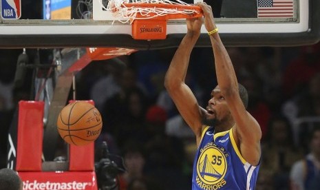  Forward Golden State Warriors, Kevin Durant melakukan slam dunk dalam pertandingan menghadapi Atlanta Hawks