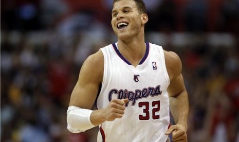  Forward Los Angeles Clippers, Blake Griffin, melepaskan senyum usai sukses melesakkan lemparan tiga poin saat menghadapi LA Lakers di laga NBA di Los Angeles, California, Ahad (7/4). 