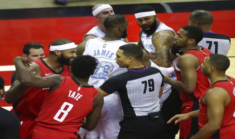 Forward Los Angeles Lakers, Markieff Morris (empat kanan), terlibat ribut dengan center Houston Rockets, DeMarcus Cousins (dua kiri), dalam pertandingan basket NBA di Toyota Center, Houston, Ahad (10/1). 