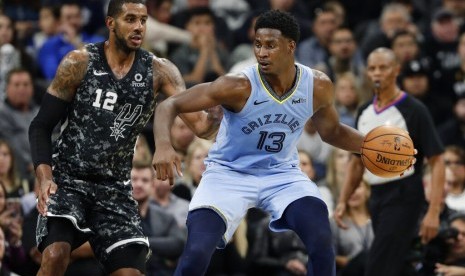 Forward Memphis Grizzlies Jaren Jackson Jr membawa bola.