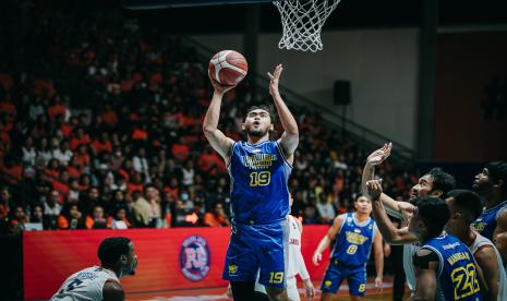 Forward Prawira Harum Bandung Reza Guntara memasukkan bola di final IBL 2023 melawan Pelita Jaya Bakrie. 