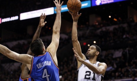 Forward San Antonio Spurs, Tim Duncan (kanan), melepaskan tembakan saat menghadapi Oklahoma City Thunder di laga final Wilayah Barat babak playoff NBA pada Senin (19/5). 