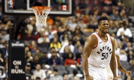 Forward Toronto Raptors Sagaba Konate (50) bereaksi setelah mencetak poin melawan Chicago Bulls dalam laga pramusim NBA di Toronto, Senin (14/10) WIB.