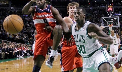 Forward Washington Wizards Martell Webster (9) berebut dengan forward  Boston Celtics Brandon Bass (30)