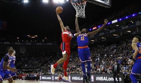 Forward Washington Wizards Troy Brown Jr. (kiri) mencoba mencetak angka dijaga guard New York Knicks Frank Ntilikina di O2 Arena, London.