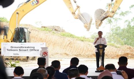 Presiden RI Joko Widodo memberikan sambutan saat acara Groundbreaking Telkom Smart Office di Kawasan Ibu Kota Nusantara (IKN), Penajam Paser Utara, Kalimantan Timur, Jumat (1/3/2024).