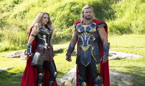 Foto adegan film Thor: Love and Thunder. Sutradara Taika Waititi mengajak pecinta film kembali ke bioskop dan tertawa seperti anak kecil dengan menyaksikan film arahannya.