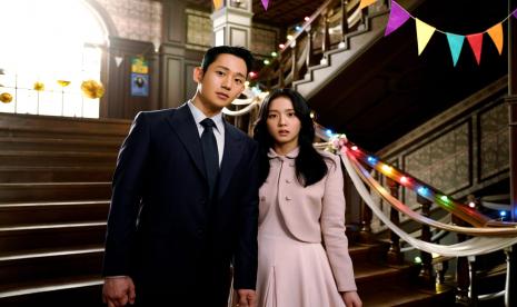 Foto adegan serial drama Korea Snowdrop yang dibintangi Jisoo dan Jung Hae-in.