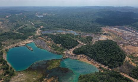 Foto aerial bekas tambang batu bara di Kecamatan Samboja, Kutai Kartanegara, Kalimantan Timur.