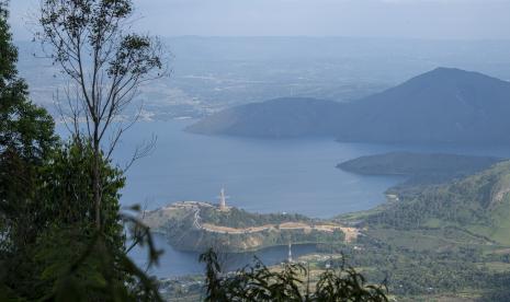 Foto aerial Danau Toba dari kawasan wisata menara pandang Tele di Turpuk Limbong, Harian, Kabupaten Samosir, Sumatera Utara, Ahad (21/2). Pemerintah Provinsi Sumatera Utara (Pemprov Sumut) menawarkan sembilan proyek strategis di daerah itu kepada investor.