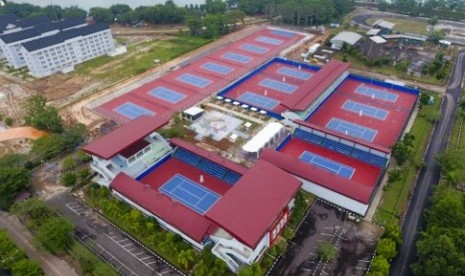 Foto aerial delapan lapangan tenis tambahan di Kompleks Jakabaring City (JSC) Palembang, Sumatra Selatan.  