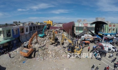  Foto aerial evakuasi di reruntuhan ruko di Pasar Meureudu, Pidie Jaya, NAD, Kamis (8/12).