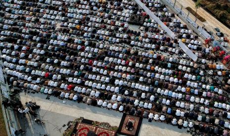 Foto aerial jamaah melaksanakan shalat Idul Fitri di Jakarta International Stadium (JIS), Jakarta.