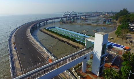 Foto aerial jembatan Suroboyo yang terbentang di depan Taman Hiburan Pantai (THP) Kenjeran, Surabaya, Jawa Timur, Sabtu (7/7).