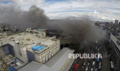 Foto aerial kebakaran yang melanda Pasar Senen, Jakarta Pusat, Kamis (19/1). 