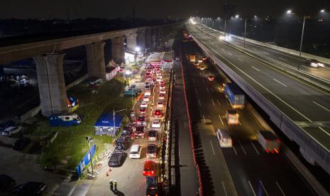 Kendaraan antri di Tol Jakarta-Cikampek KM 34 B di Cikarang, Kabupaten Bekasi. (Ilustrasi)