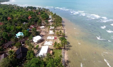 Foto aerial kerusakan akibat Tsunami di kawasan Carita, Banten, Senin (24/12/2018). 