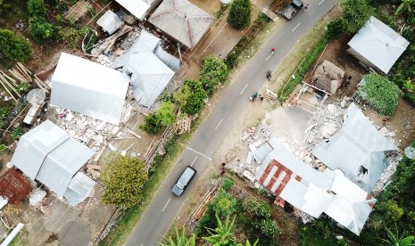 Foto aerial kerusakan bangunan akibat gempa bumi di Desa Sajang, Lombok Timur, NTB, Senin (30/7). Gempa bumi berkekuatan 6,4 pada skala richter Ahad (29/7).