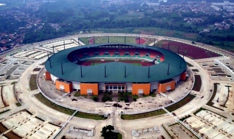 Foto aerial kompleks Stadion Pakansari, Cibinong, Kabupaten Bogor, Jawa Barat. 