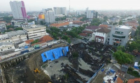 Foto aerial kondisi tanah ambles di Jalan Raya Gubeng, Surabaya, Jawa Timur, Rabu (19/12/2018). Jalan raya tersebut ambles sedalam sekitar 20 meter dengan lebar 30 meter pada Selasa (18/12/2018) malam diduga karena proyek pembangunan gedung di sekitar lokasi. 