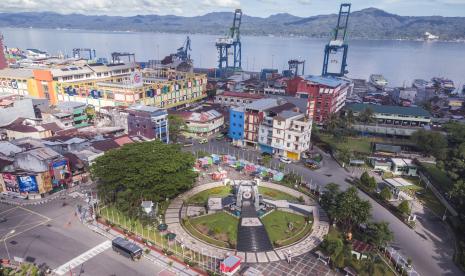 Foto aerial lanskap Kota Ambon dengan markah kota berupa Gong Perdamaian dan Pelabuhan peti kemas Yos Sudarso, di Ambon, Maluku, Senin (17/10/2022). Kantor Bank Indonesia perwakilan Provinsi Maluku memprediksi pertumbuhan ekonomi untuk keseluruhan 2022 akan tumbuh 3,68 persen hingga 4,48 persen dibandingkan 2021 karena didorong pemulihan ekonomi pascapandemi COVID-19. 