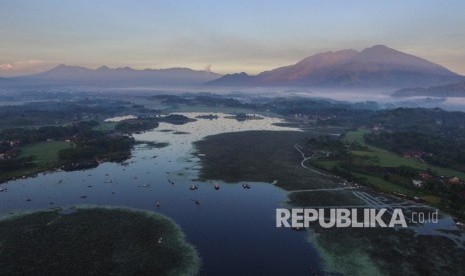 Foto aerial lokasi wisata Situ Bagendit di Banyuresmi, Kabupaten Garut, Jawa Barat, Selasa (26/3/2019). 