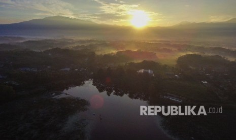 Foto aerial lokasi wisata Situ Bagendit di Banyuresmi, Kabupaten Garut, Jawa Barat, Selasa (26/3/2019).