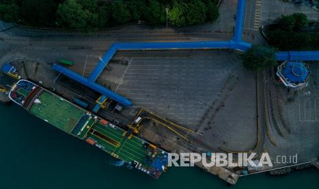 Foto aerial Pelabuhan Merak di Banten, Jumat (22/5/2020). Menjelang Hari Raya Idul Fitri 1441 H, arus penyeberangan penumpang di Pelabuhan Merak mengalami penurunan penumpang hingga 98,3 persen jika dibandingkan periode yang sama pada tahun lalu dikarenakan adanya aturan larangan mudik dari pemerintah demi mencegah penyebaran pandemi COVID-19. 