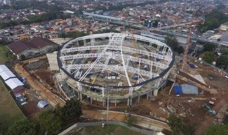 Foto aerial pembangunan arena balap sepeda (velodrome) di Rawamangun, Jakarta, Senin (9/10). 