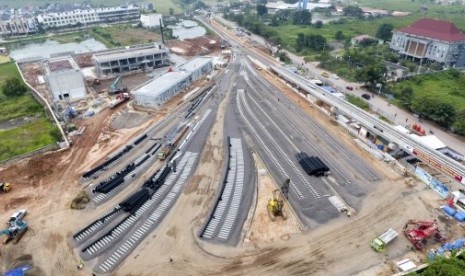 Foto aerial pembangunan depo kereta api ringan atau Light Rail Transit (LRT) di Jakabaring, Palembang, Sumatra Selatan. 13 Maret 2018. Depo merupakan bagian dari pembangunan LRT sepanjang 23,4 km, di mana saat ini progres pembangunan LRT tersebut telah mencapai 86,7 persen dan akan dilakukan uji coba pada April 2018. 