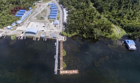 Foto aerial pembangunan dermaga di kawasan Khalkote, Jayapura, Papua, Senin (13/11). Kawasan Khalkote di danau Sentani akan menjadi pusat kemeriahan pelaksanaan olahraga air pada PON 2020 di Papua.