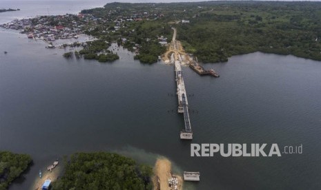 Foto aerial pembangunan infrastruktur jembatan Wear Arafura di Kabupaten Maluku Tenggara Barat, Provinsi Maluku, Ahad (29/4).