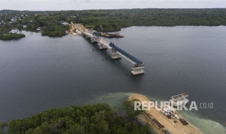 Foto aerial pembangunan infrastruktur jembatan Wear Arafura di Kabupaten Maluku Tenggara Barat, Provinsi Maluku, Ahad (29/4). 